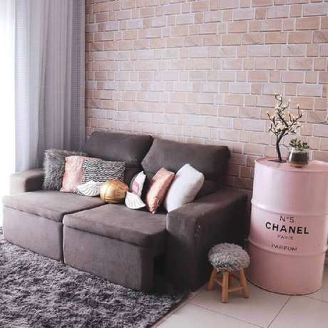 3. Tambor decorativo Chanel rosa para sala simples com papel de parede de tijolinho e sofá cinza – Foto: Pinterest 3. Tambor decorativo Chanel rosa para sala simples com papel de parede de tijolinho e sofá cinza – Foto: Pinterest