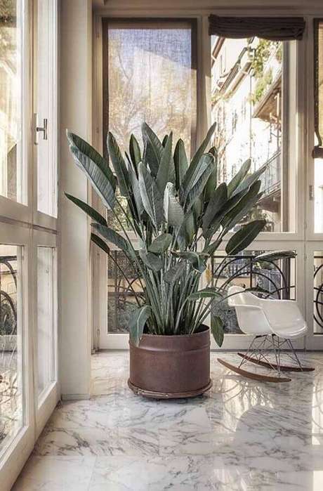 57. Que tal decorar sua varanda com um belo vaso feito de tambor decorativo? – Foto: Homedit 57. Que tal decorar sua varanda com um belo vaso feito de tambor decorativo? – Foto: Homedit