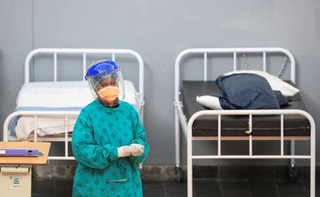 Profissional de saúde em hospital de campanha montado pela Médicos Sem Fronteira para combater a Covid-19 na Cidade do Cabo, África do Sul
21/07/2020 REUTERS/Mike Hutchings