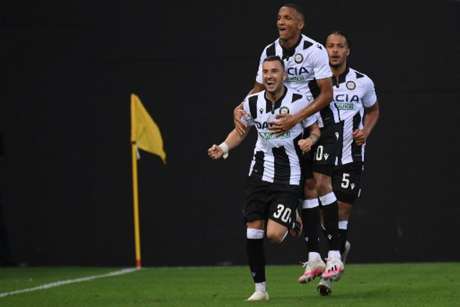 Udinese venceu em casa (Foto: MARCO BERTORELLO / AFP) Udinese venceu em casa (Foto: MARCO BERTORELLO / AFP)