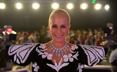 Andréa Beltrão como Hebe, com a reprodução do icônico vestido usado pela apresentadora na estreia no SBT, em abril de 1986 Andréa Beltrão como Hebe, com a reprodução do icônico vestido usado pela apresentadora na estreia no SBT, em abril de 1986