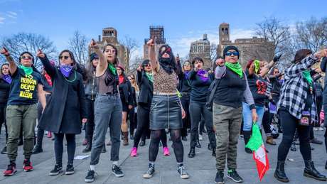 Protesto inspirado no coletivo feminista La Tesis, cuja intervenção para denunciar crimes sexuais deu visibilidade a casos no Chile