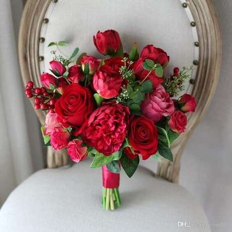 72. Buquê de roosas e cravos em tons de vermelho e rosa – Via: Pinterest 72. Buquê de roosas e cravos em tons de vermelho e rosa – Via: Pinterest