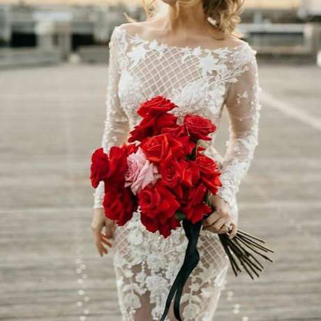 70. Noiva com rosas vermelhas – Via: Pinterest 70. Noiva com rosas vermelhas – Via: Pinterest