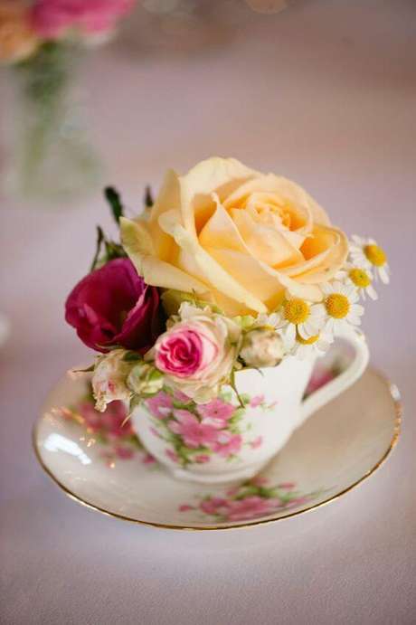 13. Decoração com mini rosa amarela e vermelha – Via: The Social Kitchen 13. Decoração com mini rosa amarela e vermelha – Via: The Social Kitchen