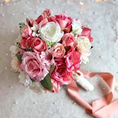21. Buquê de rosa em tons claros e românticos – Via: Pinterest 21. Buquê de rosa em tons claros e românticos – Via: Pinterest