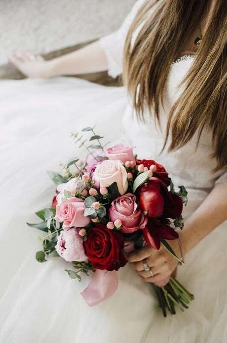 40. Noiva com buquê de rosa vermelha e peonia – Via: Casorio a Vista 40. Noiva com buquê de rosa vermelha e peonia – Via: Casorio a Vista