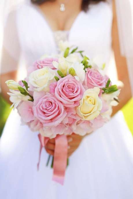 33. A rosa também é uma boa opção para buquê de noiva – Via: Pinterest 33. A rosa também é uma boa opção para buquê de noiva – Via: Pinterest
