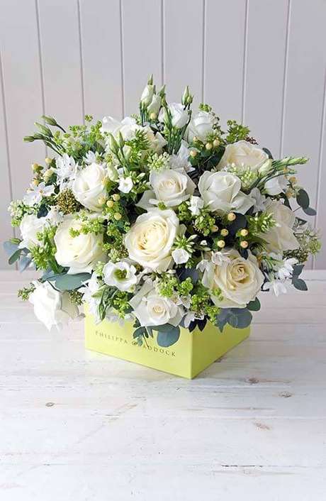 51. Vaso de rosas brancas – Via: Flowerona 51. Vaso de rosas brancas – Via: Flowerona