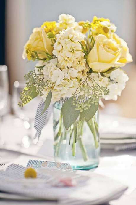 48. Vaso decorativo com rosa amarela – Via: Ruffledblog 48. Vaso decorativo com rosa amarela – Via: Ruffledblog