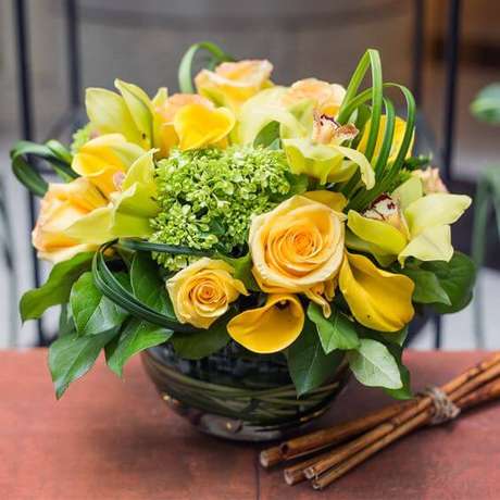 55. Rosas amarelas são alegres e agradáveis – Via: Luis Barry Florist 55. Rosas amarelas são alegres e agradáveis – Via: Luis Barry Florist