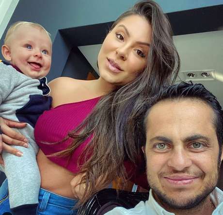 Bento, Andressa e Thammy posam em foto tirada na casa da família, em SP