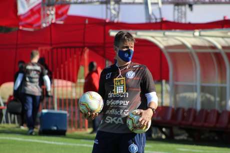 José Lummertz, preparador físico do Aimoré, usou caiaque para superar enchente e voltar ao trabalho José Lummertz, preparador físico do Aimoré, usou caiaque para superar enchente e voltar ao trabalho