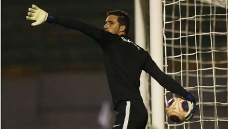 Cleiton, goleiro do Bragantino, durante aquecimento antes do início de jogo Cleiton, goleiro do Bragantino, durante aquecimento antes do início de jogo