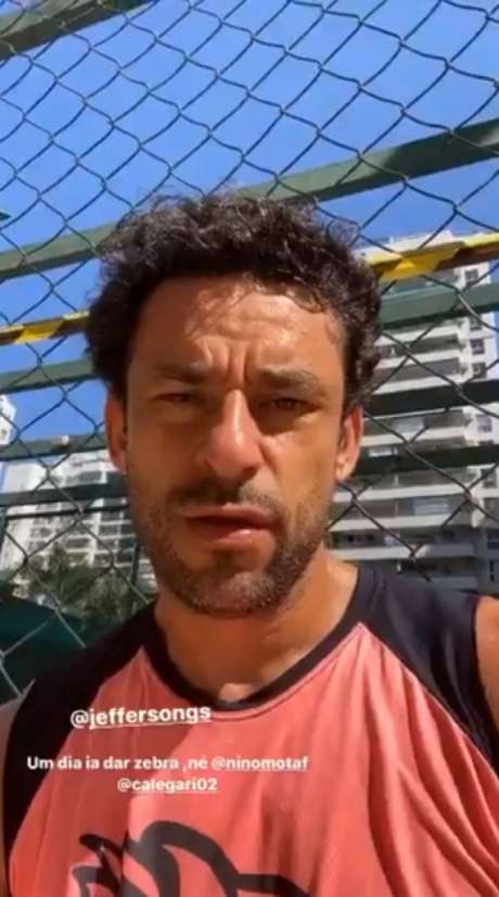 Fred joga futevôlei com companheiros de Flu - Reprodução/ Instagram Fred joga futevôlei com companheiros de Flu - Reprodução/ Instagram