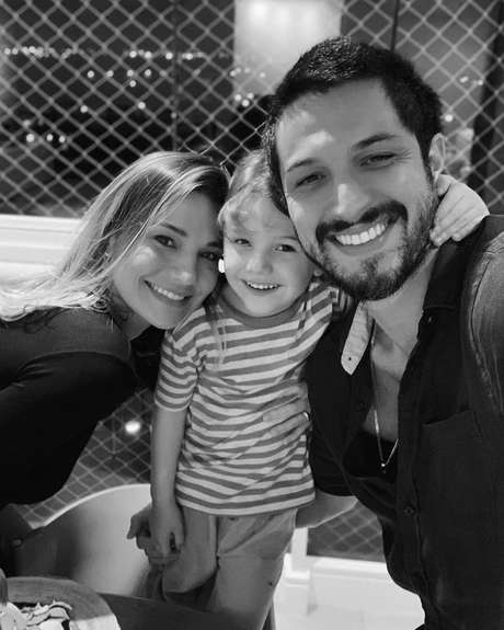 Nilma Quariguasi, Théo, o filho do casal, e Romulo Estrela Nilma Quariguasi, Théo, o filho do casal, e Romulo Estrela