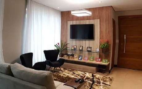 21. Decoração com tapete felpudo e poltronas para sala de TV pequena – Foto: Pinterest