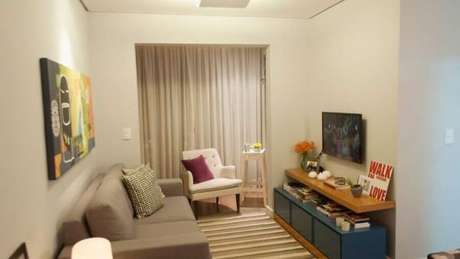 27. Decoração simples com poltrona ideal para sala pequena – Foto: Decoração e Projeto
