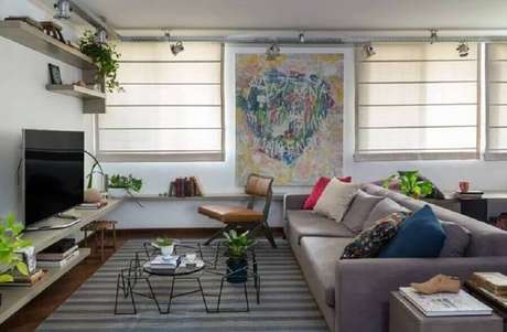 30. Decoração com almofadas coloridas e poltrona para sala pequena – Foto: H2C Arquitetura