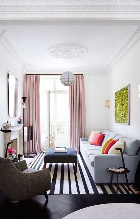 31. Poltrona para sala de estar pequena decorada com tapete preto e branco e almofadas coloridas – Foto: Apartment Therapy 31. Poltrona para sala de estar pequena decorada com tapete preto e branco e almofadas coloridas – Foto: Apartment Therapy