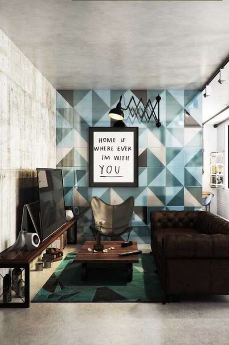 45. Design moderno de poltrona decorativa para sala pequena com sofá preto chesterfield e parede com revestimento geométrico – Foto: Futurist Architecture 45. Design moderno de poltrona decorativa para sala pequena com sofá preto chesterfield e parede com revestimento geométrico – Foto: Futurist Architecture