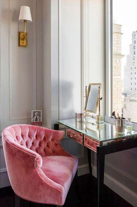 50. Que tal comprar uma poltrona rosa para sua bancada de maquiagem espelhada – Via: Casa Vogue 50. Que tal comprar uma poltrona rosa para sua bancada de maquiagem espelhada – Via: Casa Vogue