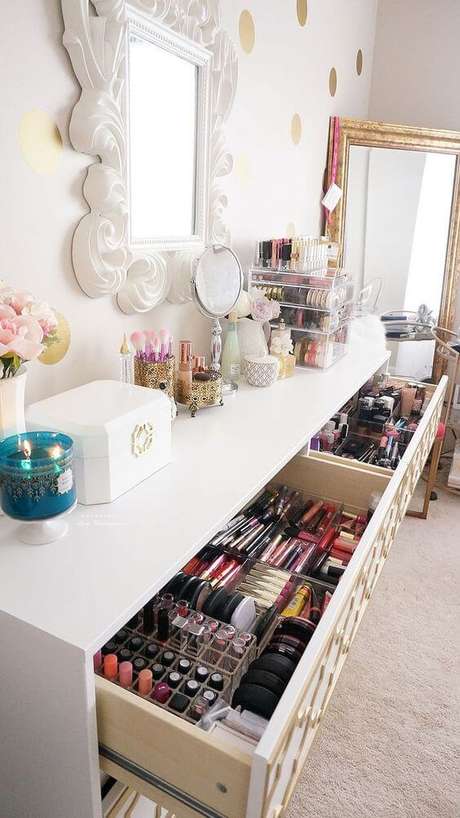 53. Bancada de maquiagem com gaveteiro organizado – Via: Love Charmaine 53. Bancada de maquiagem com gaveteiro organizado – Via: Love Charmaine