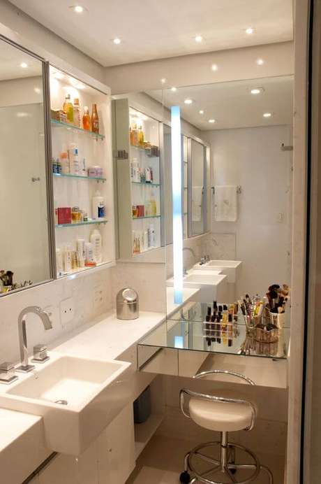 55. Bancada de maquiagem no banheiro – Via: Decor Salteado 55. Bancada de maquiagem no banheiro – Via: Decor Salteado