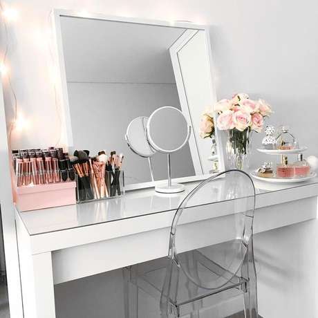 57. Bancada de maquiagem organizada e bem decorada – Via: Pinterest 57. Bancada de maquiagem organizada e bem decorada – Via: Pinterest