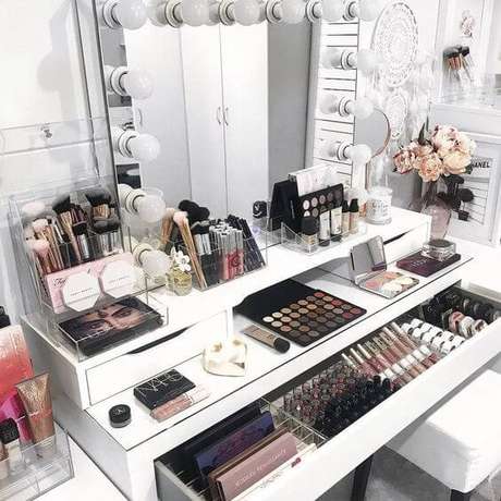 61. Bancada de maquiagem para quarto estilo camarim – Via: Pinterest 61. Bancada de maquiagem para quarto estilo camarim – Via: Pinterest