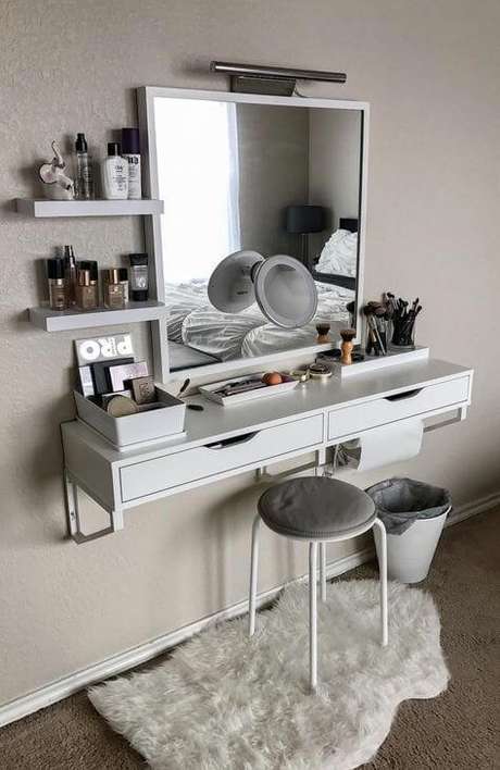 14. Use prateleiras e nichos para ajudar a organizar sua bancada de maquiagem – Via: Style Caster 14. Use prateleiras e nichos para ajudar a organizar sua bancada de maquiagem – Via: Style Caster