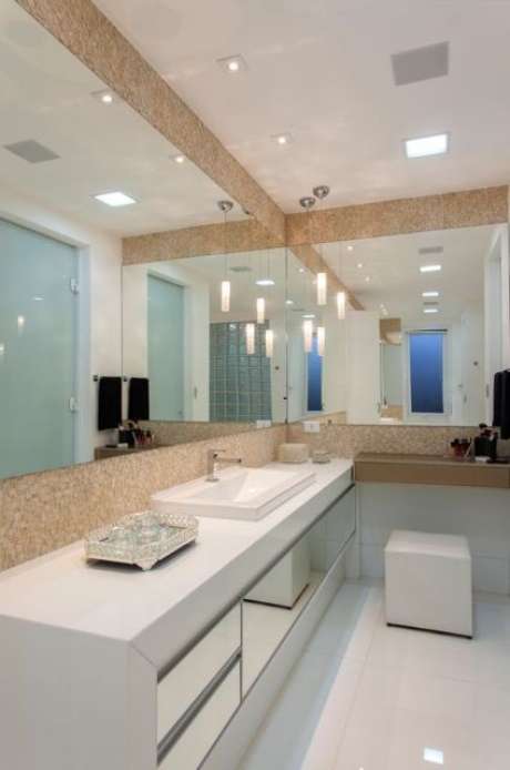17. Banheiro com bancada de maquiagem – Via: Pinterest 17. Banheiro com bancada de maquiagem – Via: Pinterest