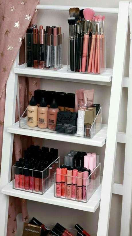 25. Estante com bancada de maquiagem – Via: Pinterest 25. Estante com bancada de maquiagem – Via: Pinterest