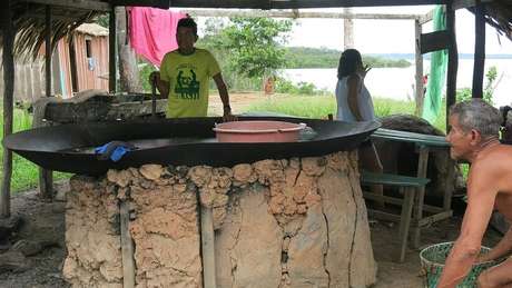 Estrada atrai "invasores" e prejudica suas comunidades, dizem indígenas Estrada atrai "invasores" e prejudica suas comunidades, dizem indígenas