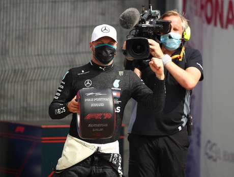 Bottas supera Hamilton por 63 centésimos e garante pole