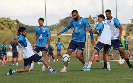 Treino do Goiás antes da estreia no Brasileirão: dez dos relacionados estão infectados (Foto: Comunicação/GEC) Treino do Goiás antes da estreia no Brasileirão: dez dos relacionados estão infectados (Foto: Comunicação/GEC)