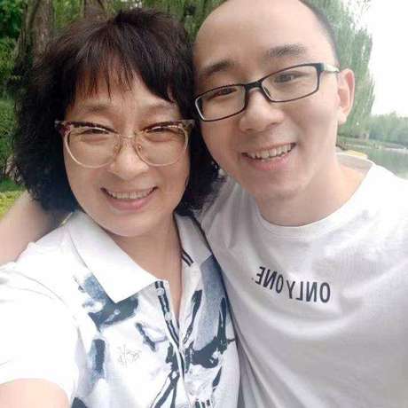 Li Jingzhi e seu filho Mao Yin tiraram muitas fotos juntos desde o reencontro Li Jingzhi e seu filho Mao Yin tiraram muitas fotos juntos desde o reencontro