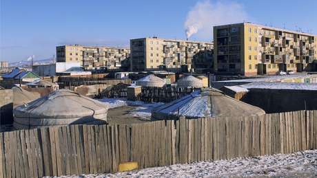 Muitas pessoas, às vezes famílias inteiras, ainda moram em tendas em Ulaanbaatar, capital da Mongólia Muitas pessoas, às vezes famílias inteiras, ainda moram em tendas em Ulaanbaatar, capital da Mongólia