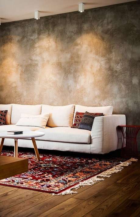 50- A parede com marmorato complementa a decoração com tábua de demolição no piso. Fonte: Você Precisa Decor 50- A parede com marmorato complementa a decoração com tábua de demolição no piso. Fonte: Você Precisa Decor
