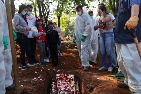 Sepultamento de idosa que morreu com suspeita de Covid-19, em cemitério em São Paulo
06/08/2020
REUTERS/Amanda Perobelli