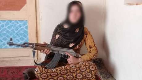 Uma fotografia da jovem com a AK-47 foi muito compartilhada