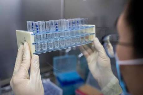 Vacina chinesa está na terceira fase de estudos clínicos Vacina chinesa está na terceira fase de estudos clínicos