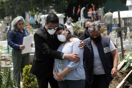 Parentes choram a morte do homem durante o sepultamento no cemitério da Cidade do México em 6 de agosto de 2020 REUTERS / Henry Romero