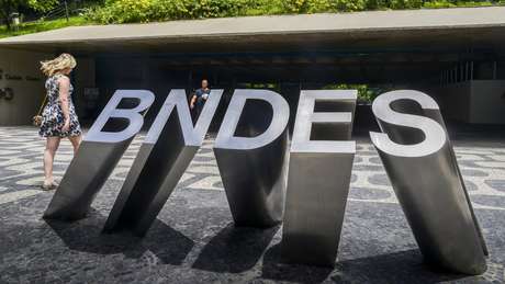 Recursos de diversas fontes, incluindo empréstimos do BNDES, possibilitaram a construição do estádio Recursos de diversas fontes, incluindo empréstimos do BNDES, possibilitaram a construição do estádio
