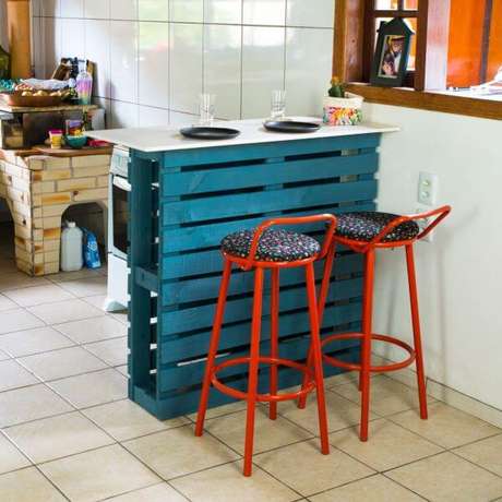 11. Balcão azul de pallet na cozinha moderna – Via: Pinterest