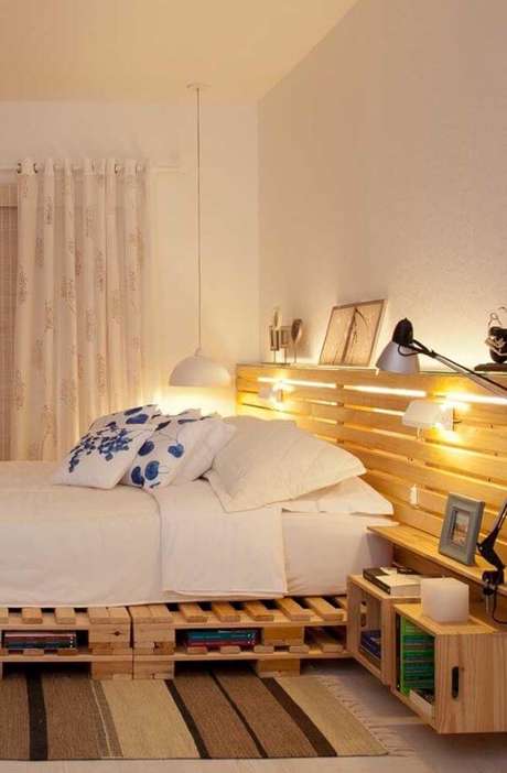 3. Cabeceira de pallet no quarto de casal moderno – Via: Pinterest