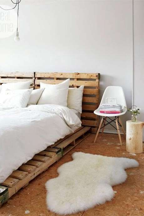 59. Cabeceira de pallet no quarto de casal – Via: Steal the Look