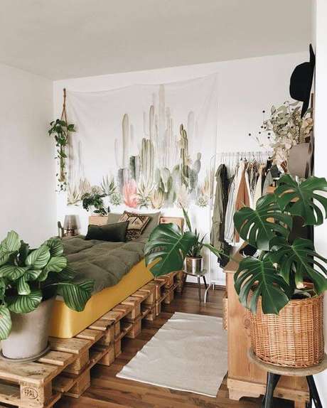 2. Quarto rustico com plantas e cama de pallet – Via: Pinterest