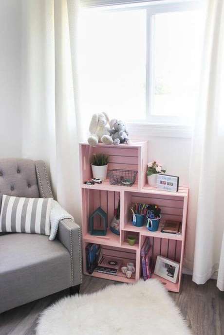 12. Estante de pallete cor de rosa no quarto infantil – Via: M de Mulher