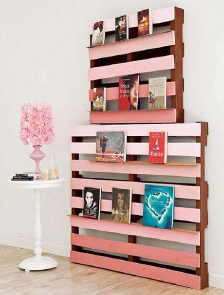 49. Estante com tons de rosa para quarto de bebê – Via: Pinterest